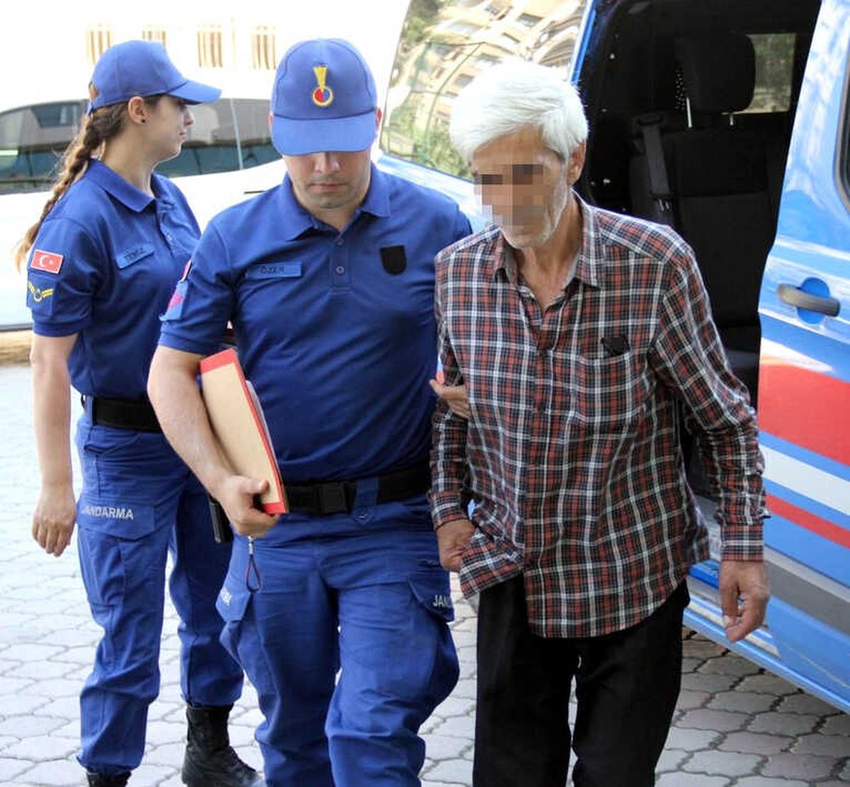 Ahırdaki Hayvanı Dövmesine Engel Olan Karısını Hastanelik Eden Koca Tutuklandı