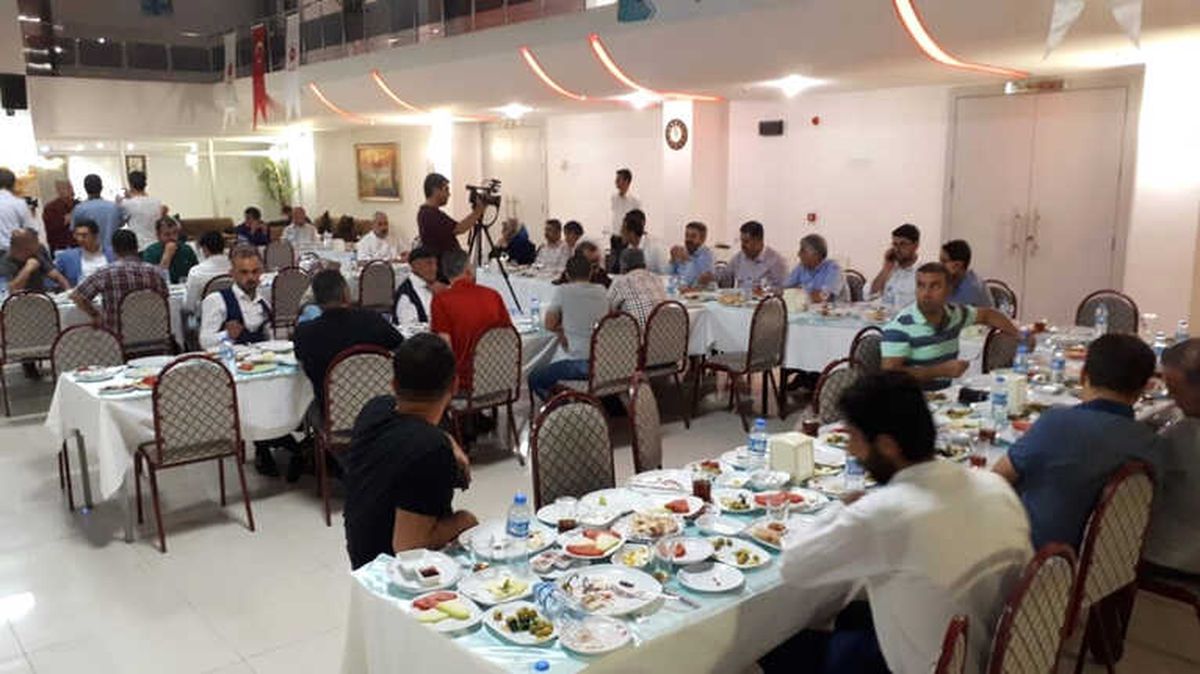 AK Parti Gazetecilerle Sahurda Bir Araya Geldi