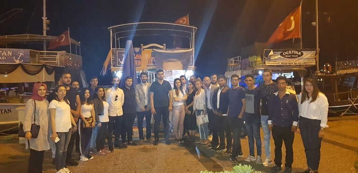 AK Parti\'li Gençler Foça\'da İftar Yemeğinde Buluştu