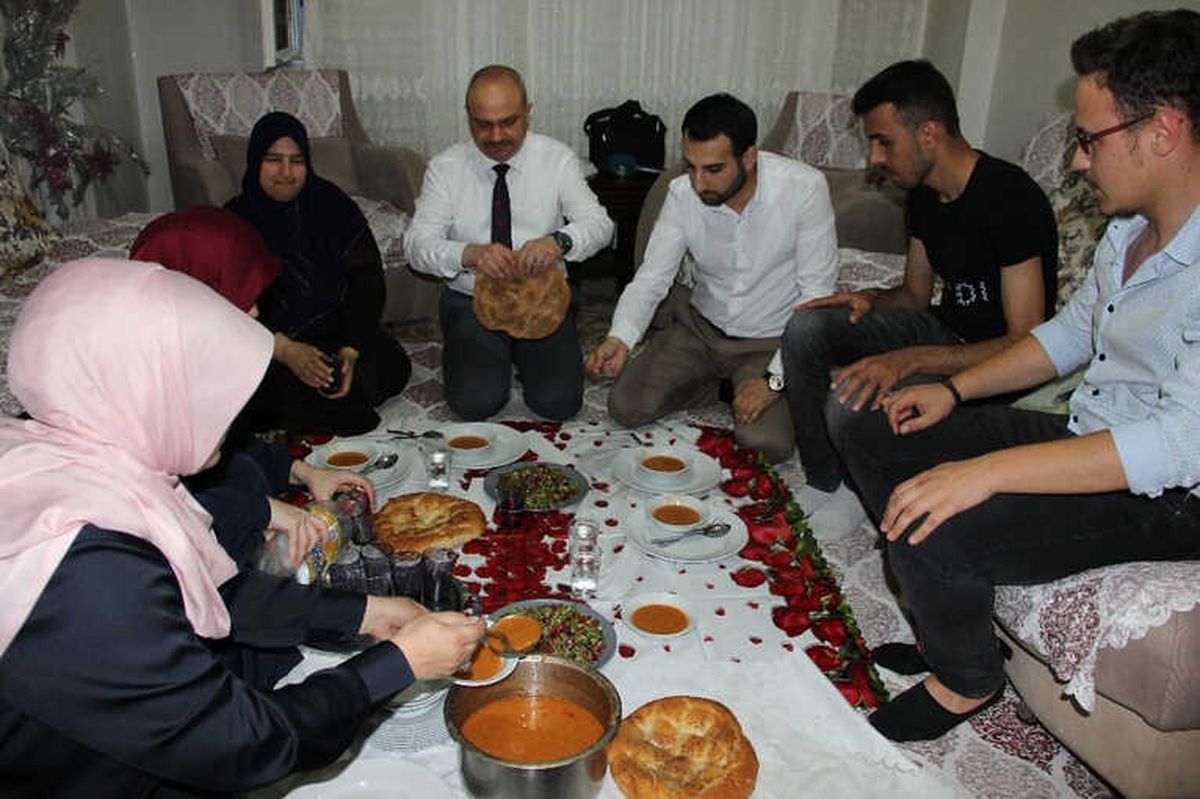 AK Parti Manisa\'dan 400 Evde Gönül Sofrası