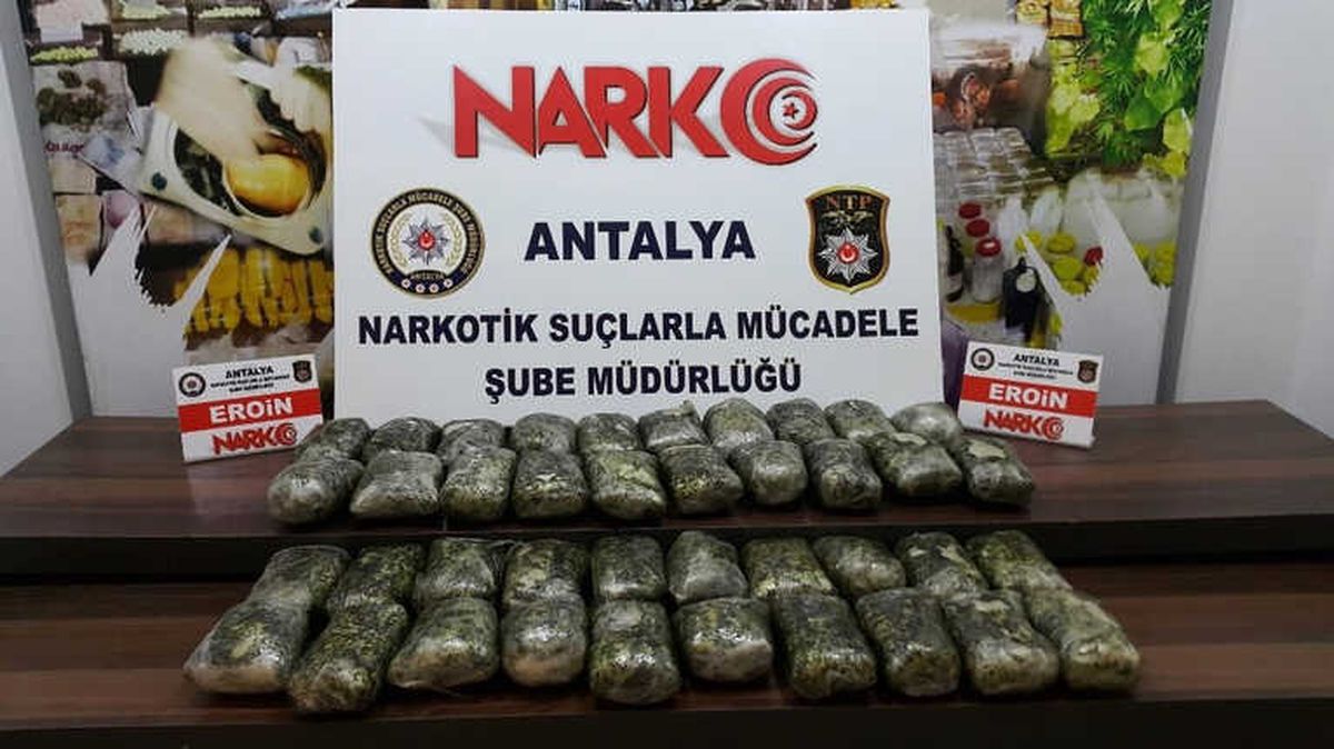 Antalya\'da Durdurulan Tırda 1 Milyon Liralık Uyuşturucu Çıktı