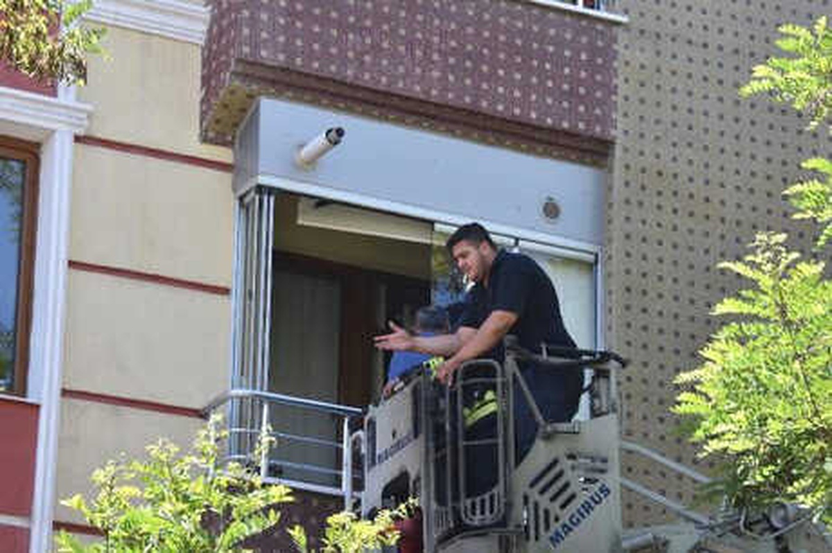 Apartmandaki Yangında Mahsur Kalan 11 Kişi Kurtarıldı