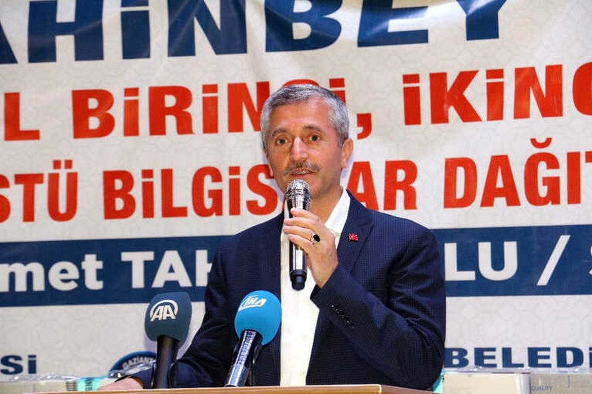 Bakan Gül Başarılı Öğrencilere Bilgisayar Dağıttı