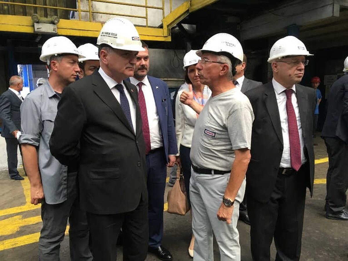 Bakan Özlü\'den Demir Çelik Fabrika Ziyareti