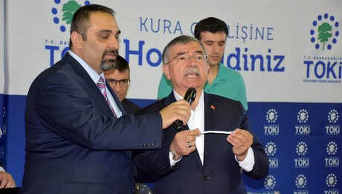 Bakan Yılmaz, Sivas\'ta 438 TOKİ Konutu Kura Çekimine Katıldı