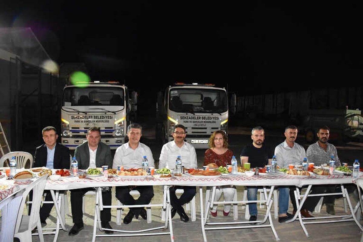 Başkan Çelik ve AK Parti\'li Özkan Şantiyede Sahur Yaptı