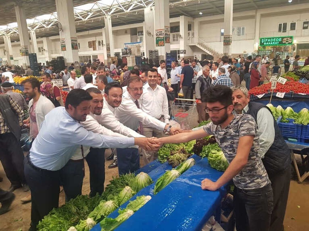 Başkan Seçen, AK Parti Milletvekili Adaylarıyla Pazar Esnafını Ziyaret Etti