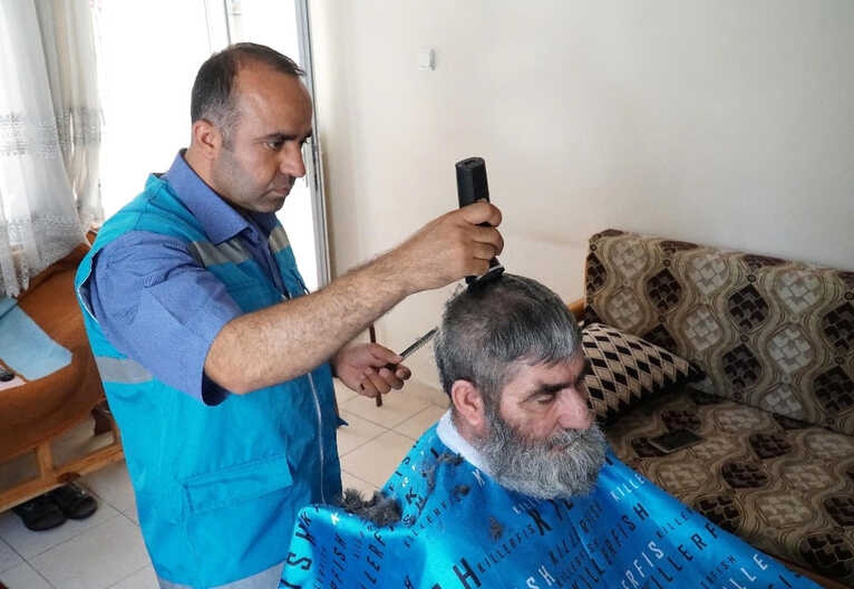 Bayram Öncesi Yaşlılara Tıraş Hizmeti