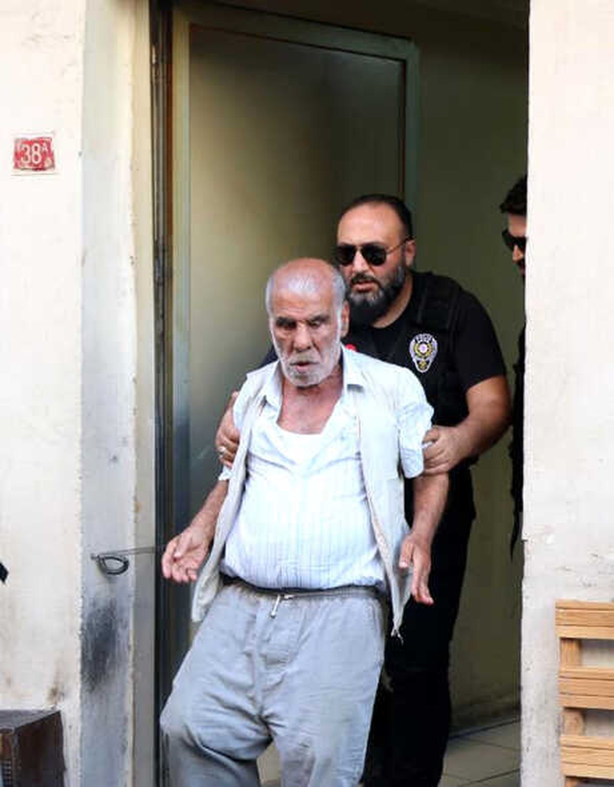 Beyoğlu\'nda Polis Operasyonunda Hareketli Anlar: 10 Gözaltı