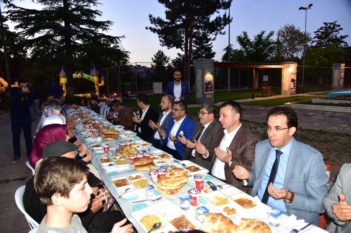 Bilecik Belediyesi\'nden İl Protokol Üyelerine İftar