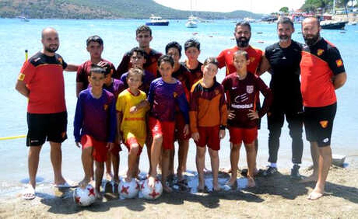 Bodrum\'da Küçük Kaleciler Suda Antrenman Yaptı