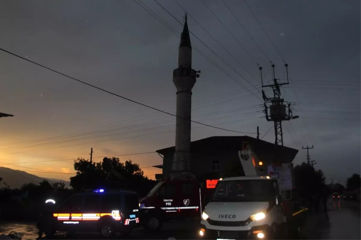 Minaresine Yıldırım Düşen Cami İbadet Edilemez Hale geldi