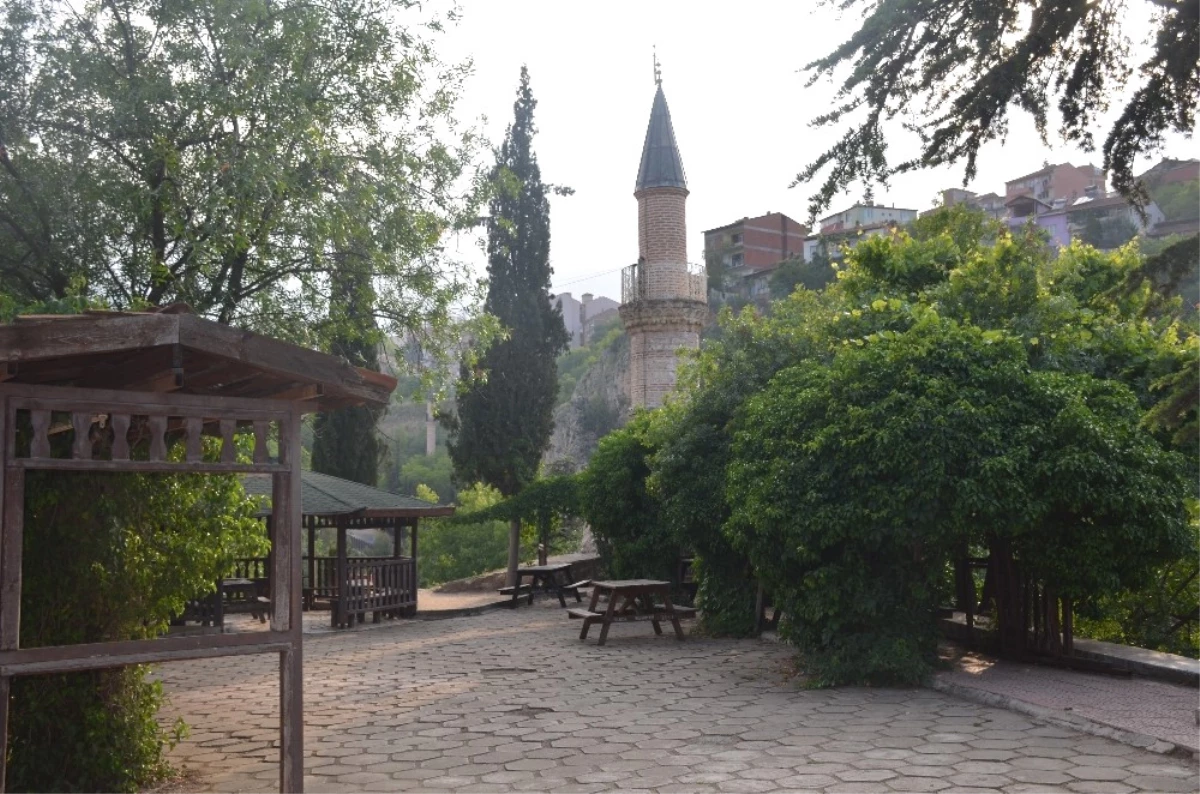 Camisinden 30 Metre Uzaklıkta Hakim Tepedeki İlginç Minare