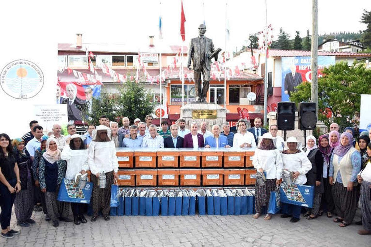 Çamlıyaylalı Arıcılara Kovan Desteği