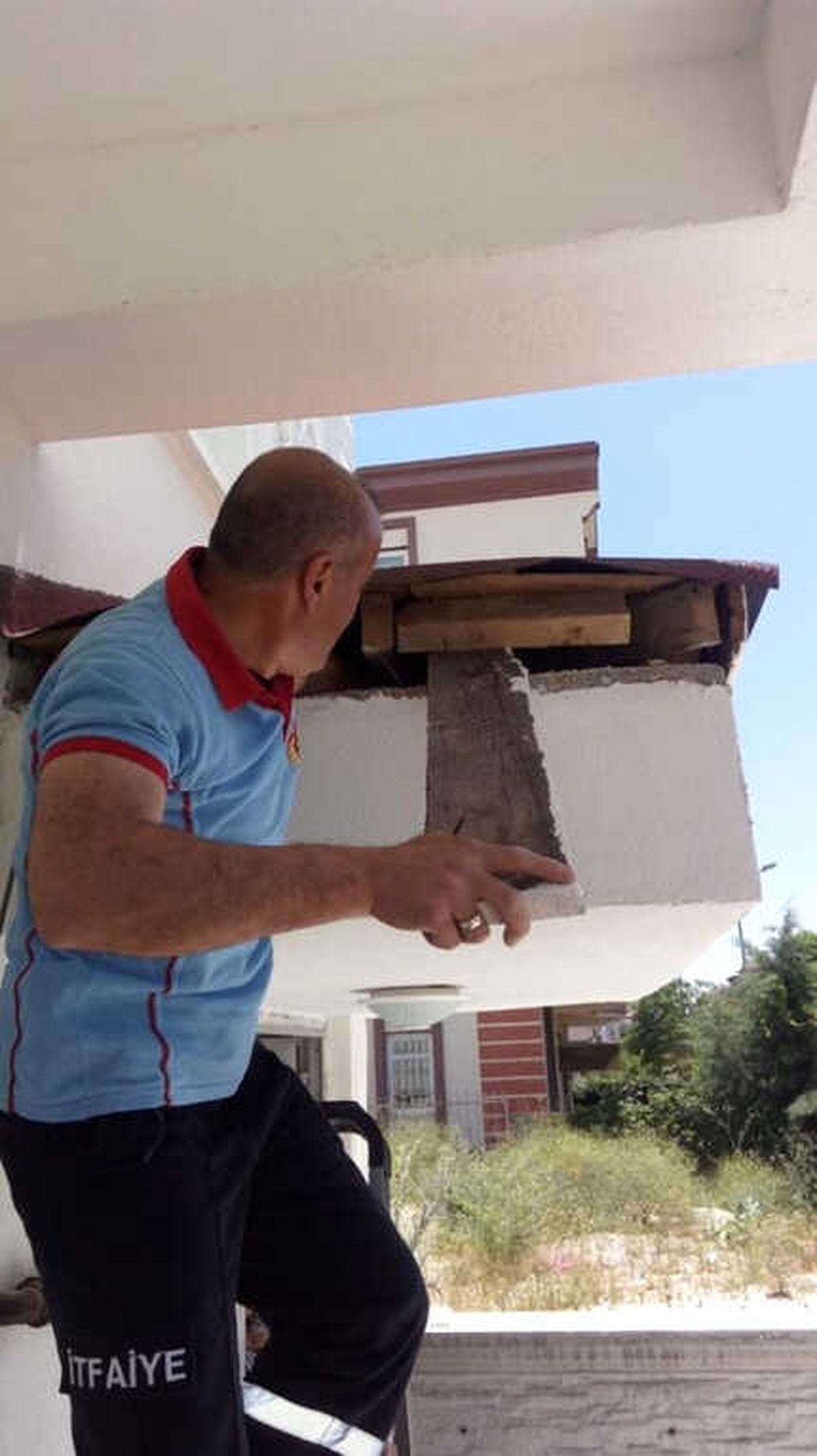 Çatı Katında Sıkışan Yavru Kediyi İtfaiye Kurtardı