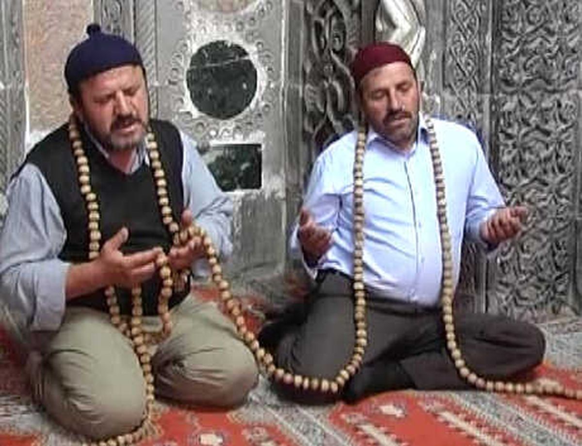 Cemaat, 738 Yıllık 1111 Taneli Tespihi Çekiyor