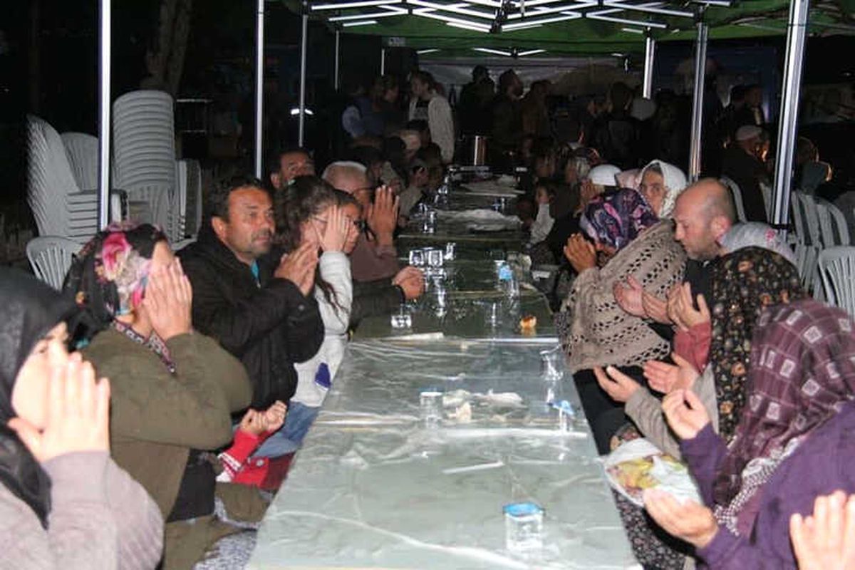 Çivril\'de İftar Sofları 3 Mahallede Daha Kuruldu