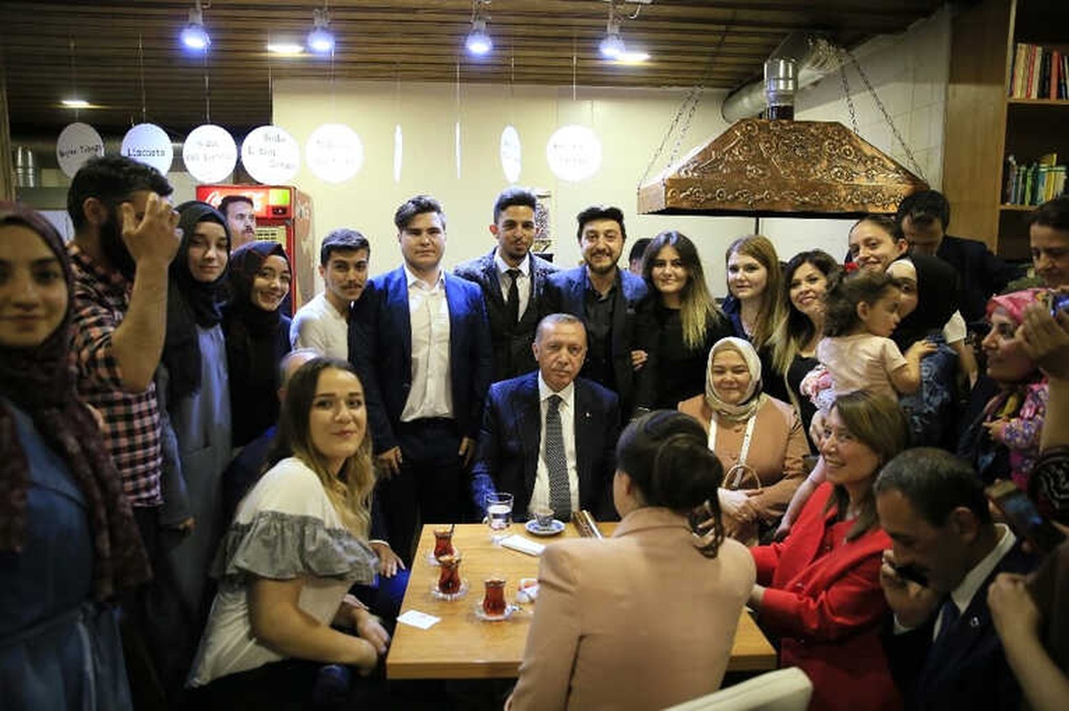 Cumhurbaşkanı Erdoğan\'dan \'Kıraathane\' Ziyareti