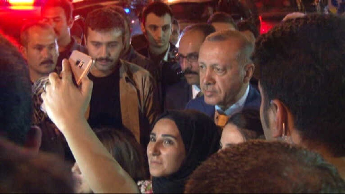 Cumhurbaşkanı Erdoğan Tgrt Haber Yayını Sonrası Vatandaşlarla Fotoğraf Çekildi