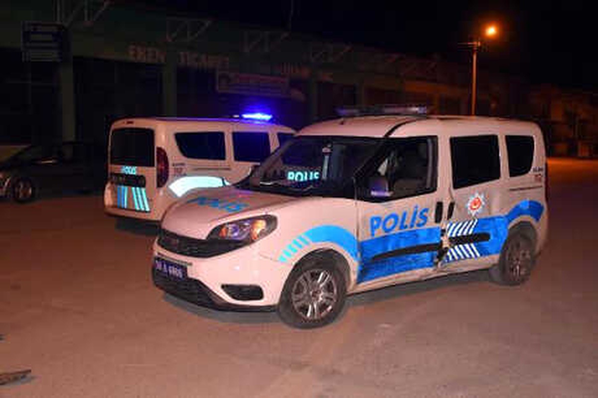 Dur İhtarına Uymayan Sürücü, Polislere Kaza Yaptırdı
