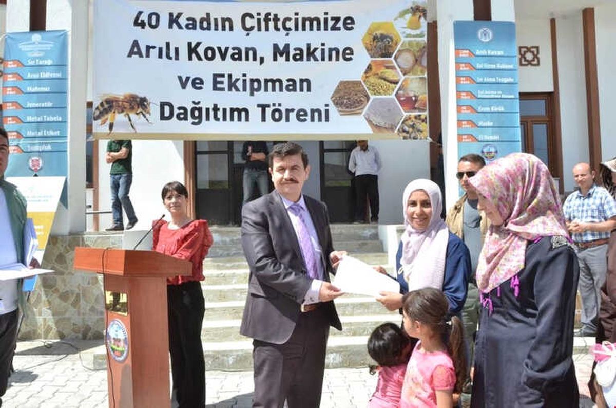 Erzincan\'da 40 Çiftçiye 40 Kovan
