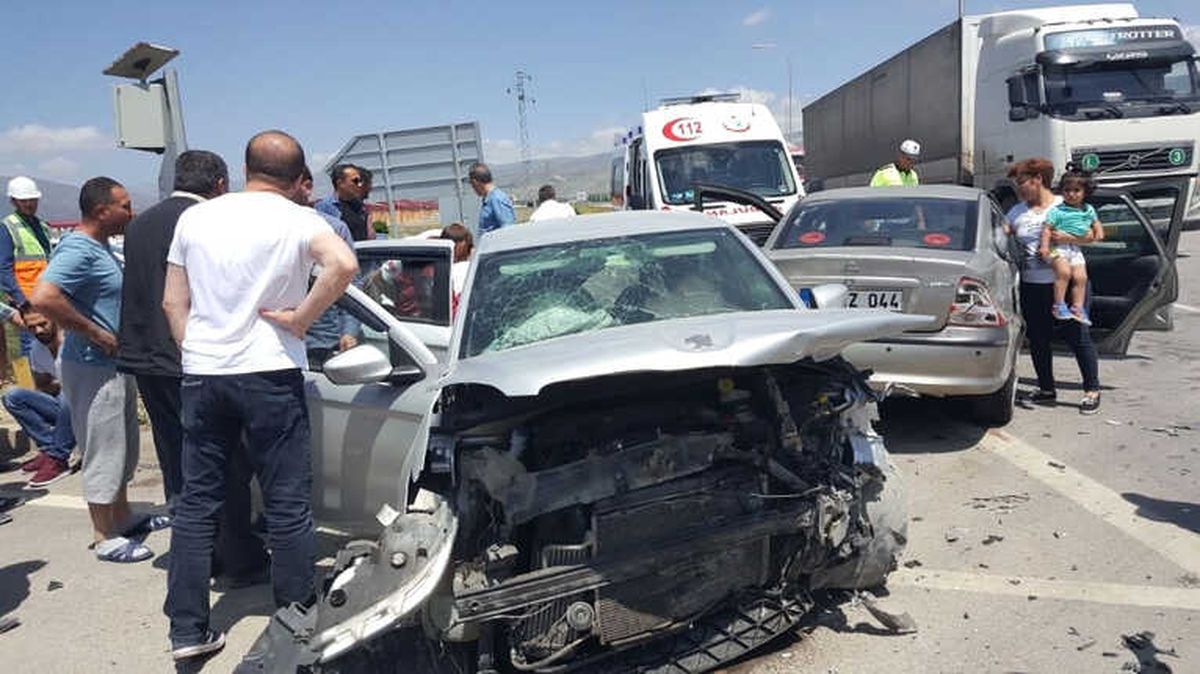 Erzincan\'da Trafik Kazası: 9 Yaralı