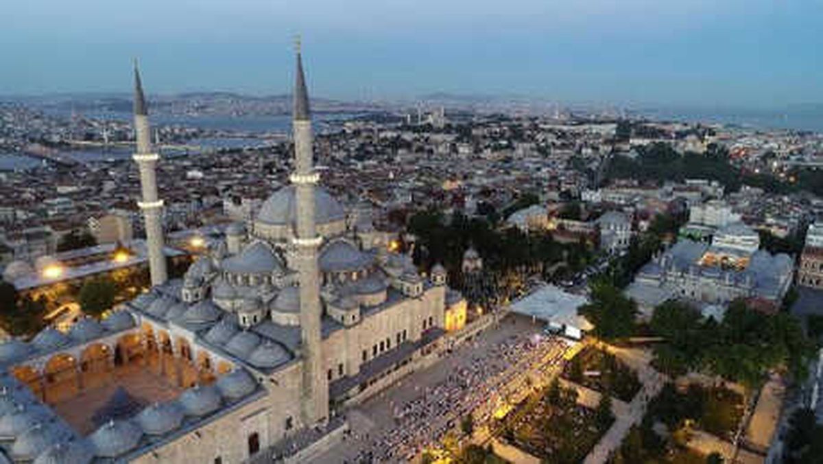Fatih Camii\'nde 10 Bin Kişi İftar Yaptı