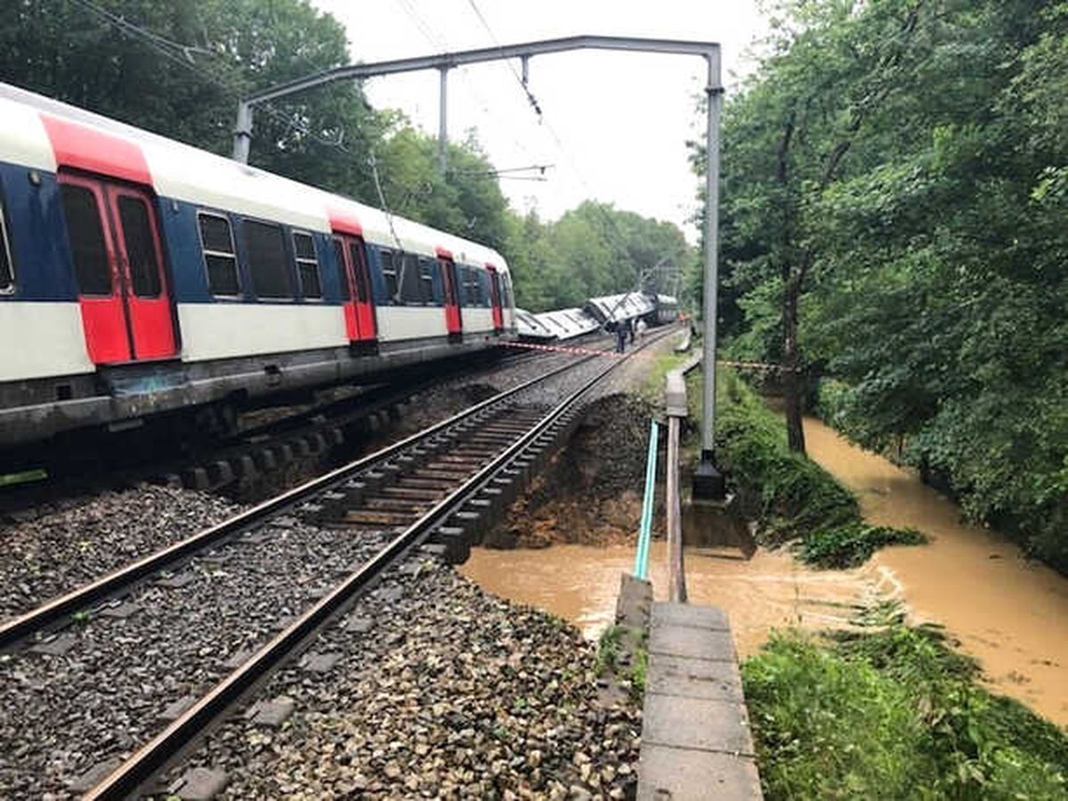 Fransa\'da Meydana Gelen Heyelan Treni Raydan Çıkardı: 7 Yaralı