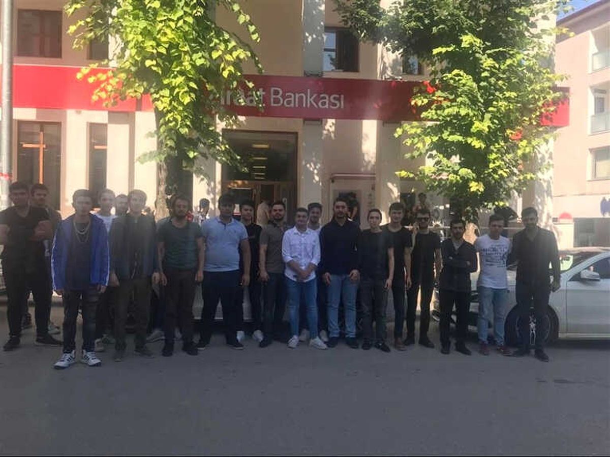 Gençler Cumhurbaşkanı Erdoğan\'ın Seçim Kampanyasına Destek Verdiler
