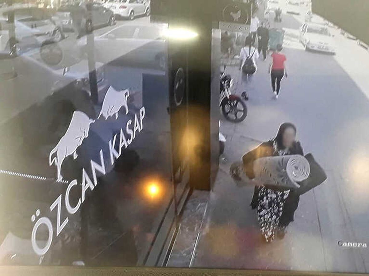 Güpegündüz Halıyı Omuzlayarak Çaldı