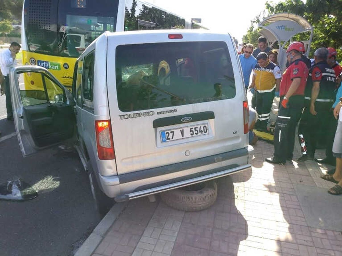 Hafif Ticari Araç Yolcu Otobüsüne Arkadan Çarptı: 2 Yaralı