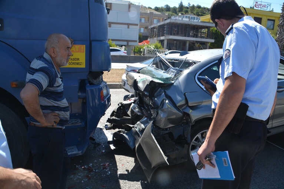 İzmir\'de Kamyon ile Otomobil Çarpıştı: 3 Yaralı