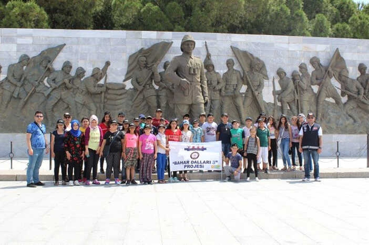 İzmirli Öğrenciler Eskişehir ve Çanakkale\'yi Gezdi