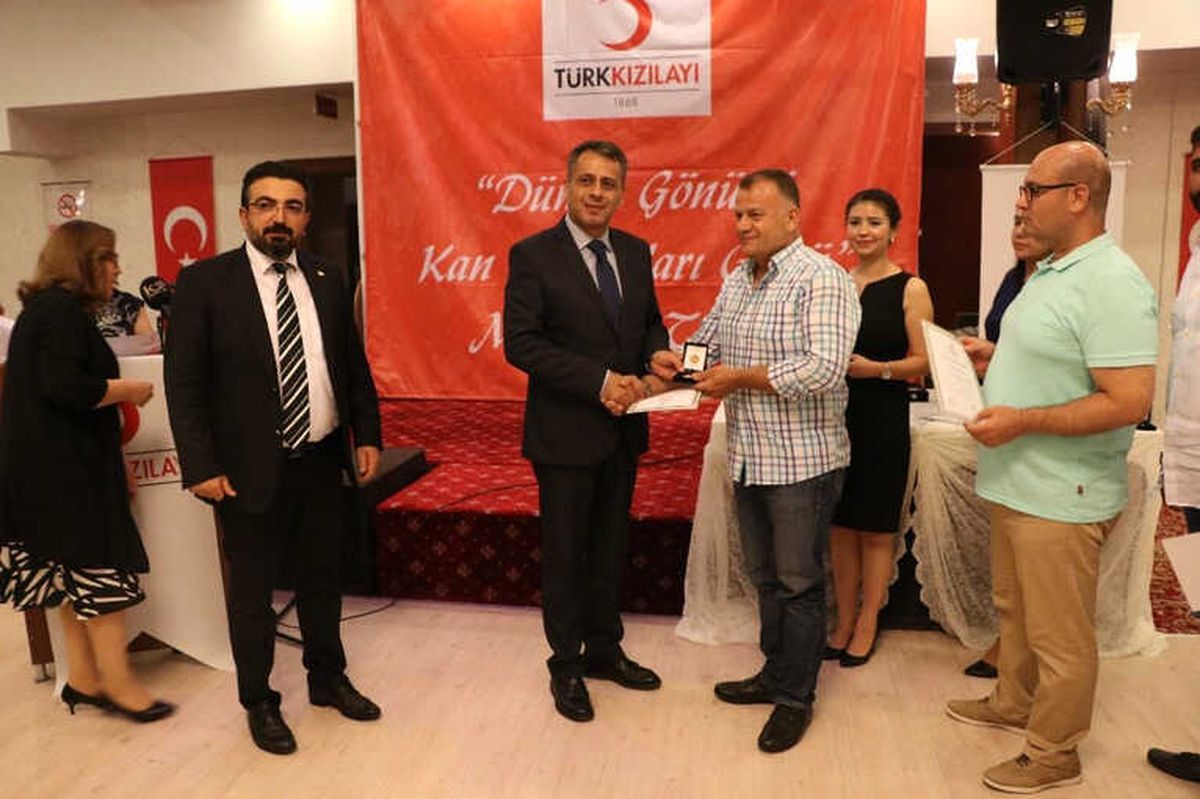 Kan Bağışlayanlara Madalya ve Plaket