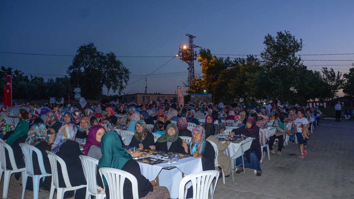 Karacabey Belediyesi\'nden Eskikaraağaç Mahallesi\'nde Coşkulu İftar Yemeği