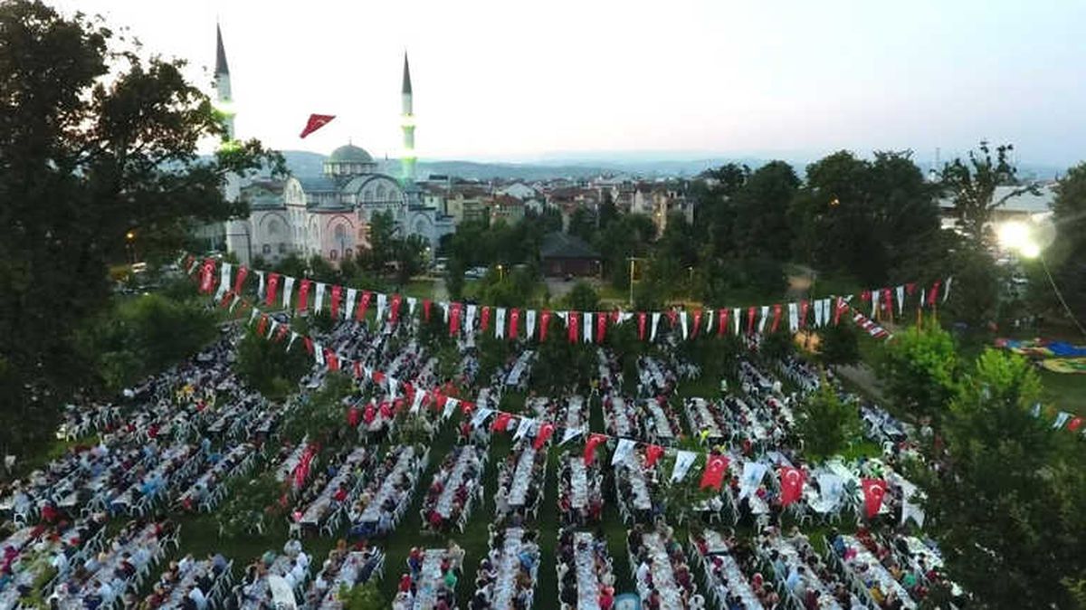 Kartepe\'de 6 Bin Kişi Kent İftarında Buluştu