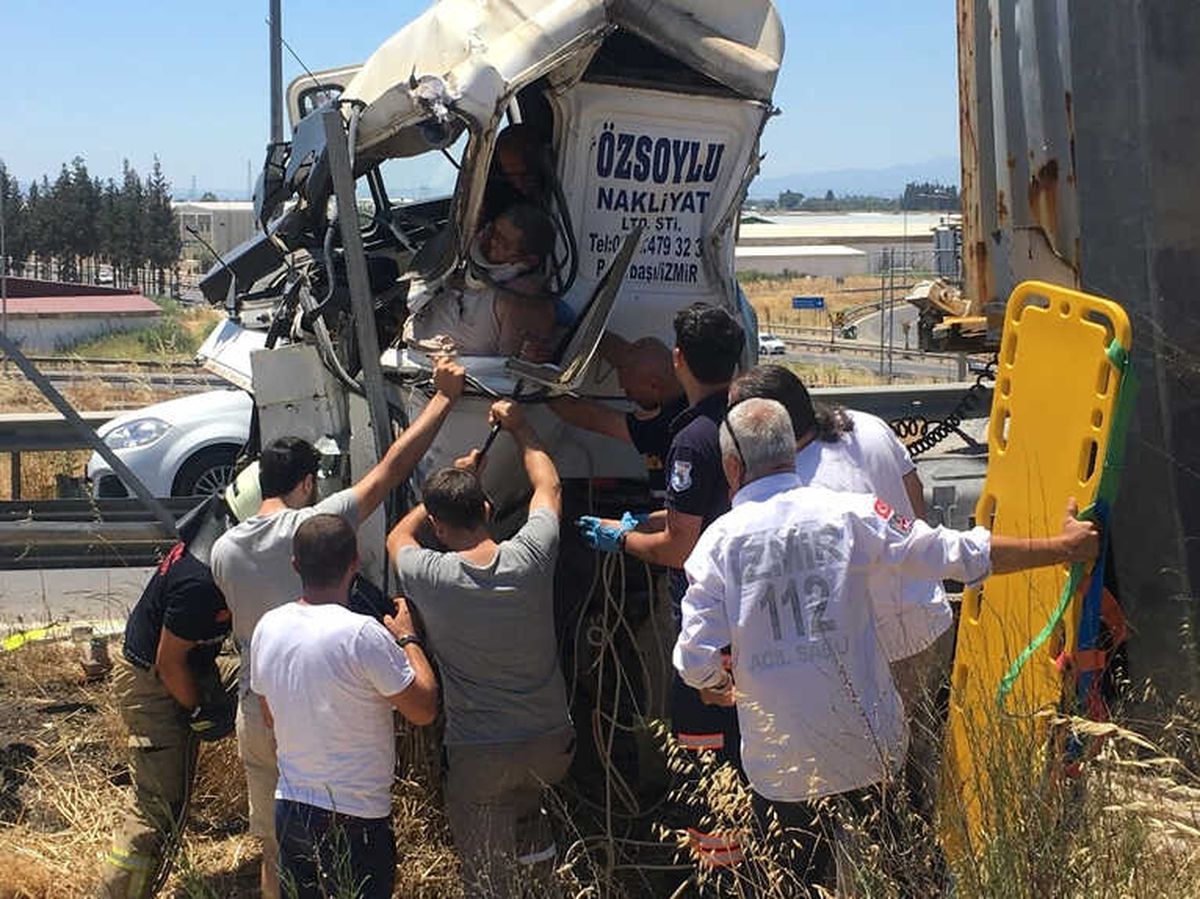 Kazada Tırda Sıkışan Sürücü İçin Seferber Oldular