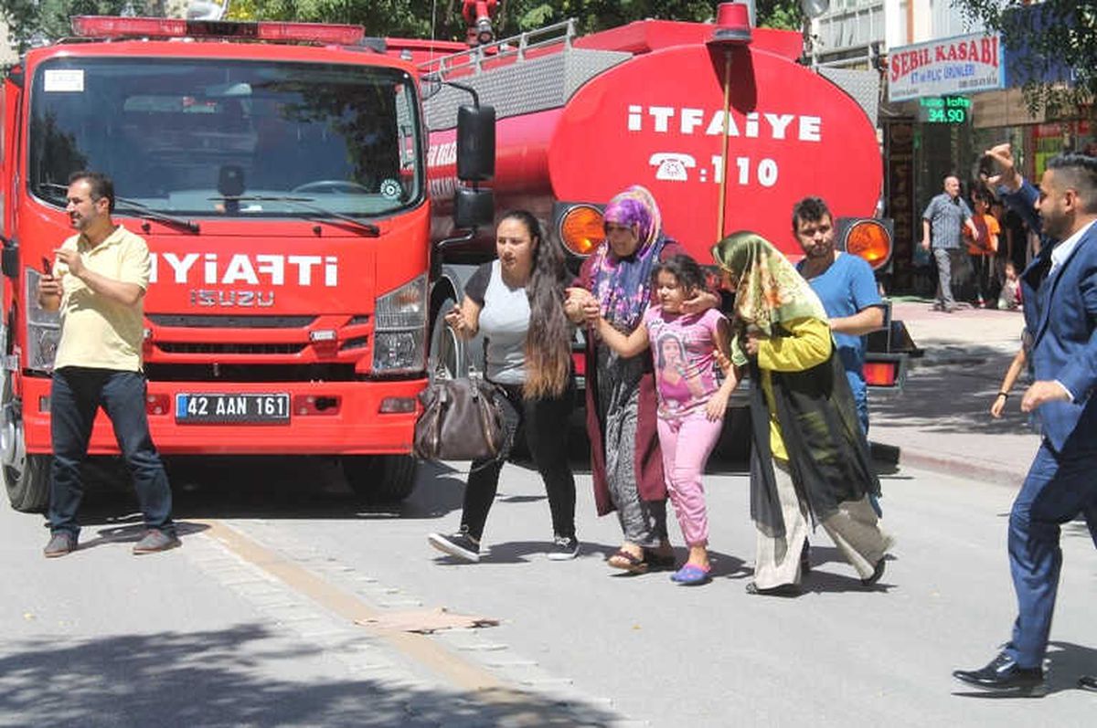 Konya\'da Bir Apartmanda Çıkan Yangında Mahsur Kalan 11 Kişi İtfaiye Merdiveniyle Kurtarıldı
