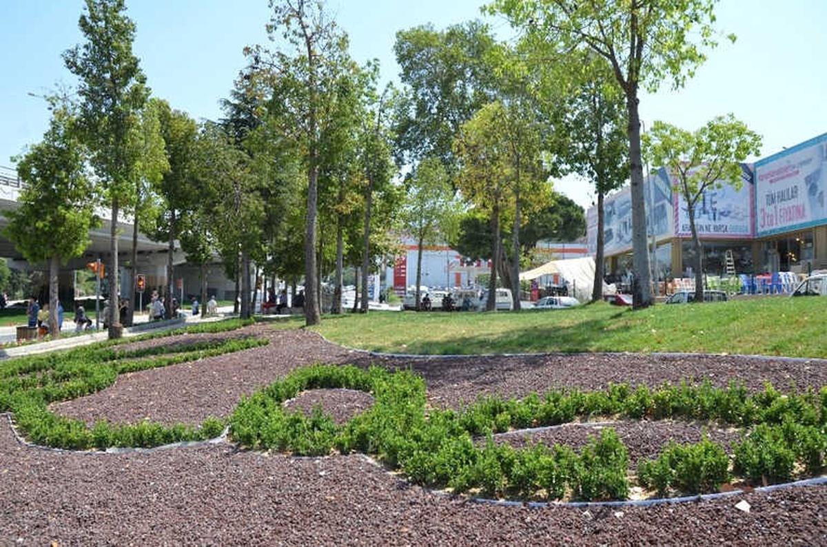 Kuşadası\'nda Çevre Yolu Kavşaklarında Peyzaj Çalışması Devam Ediyor