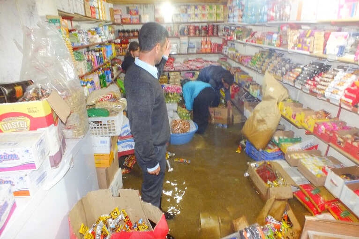 Malazgirt\'te İş Yerleri Sular Altında Kaldı