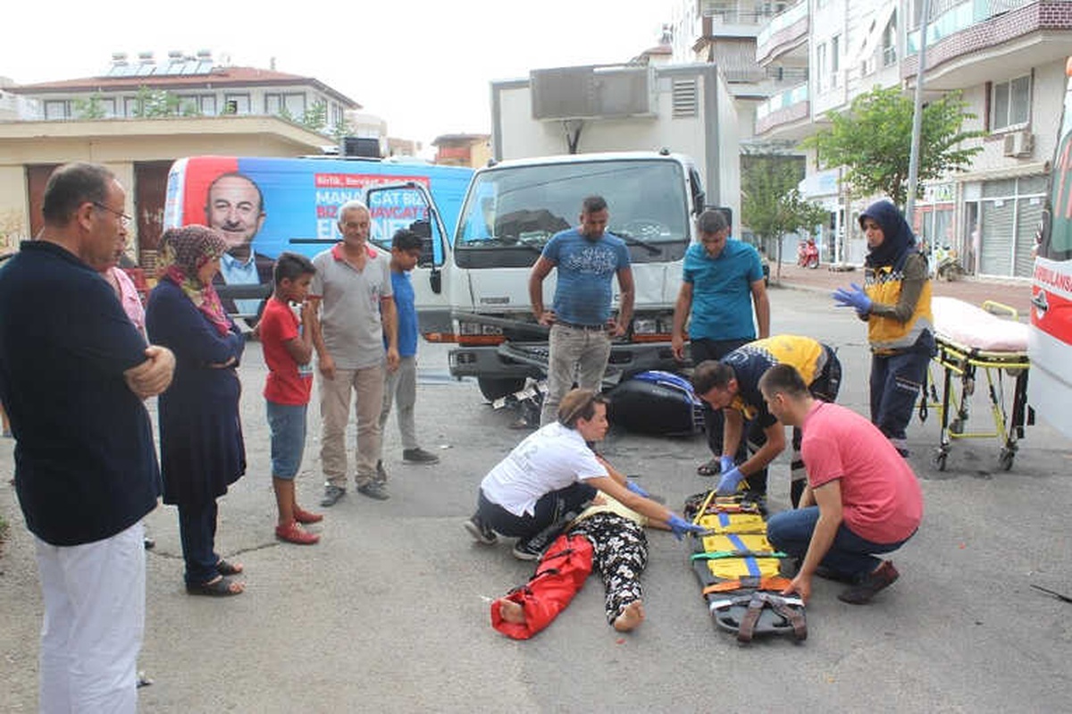 Manavgat\'ta Motosiklet Kamyonetin Altında Kaldı: 2 Yaralı