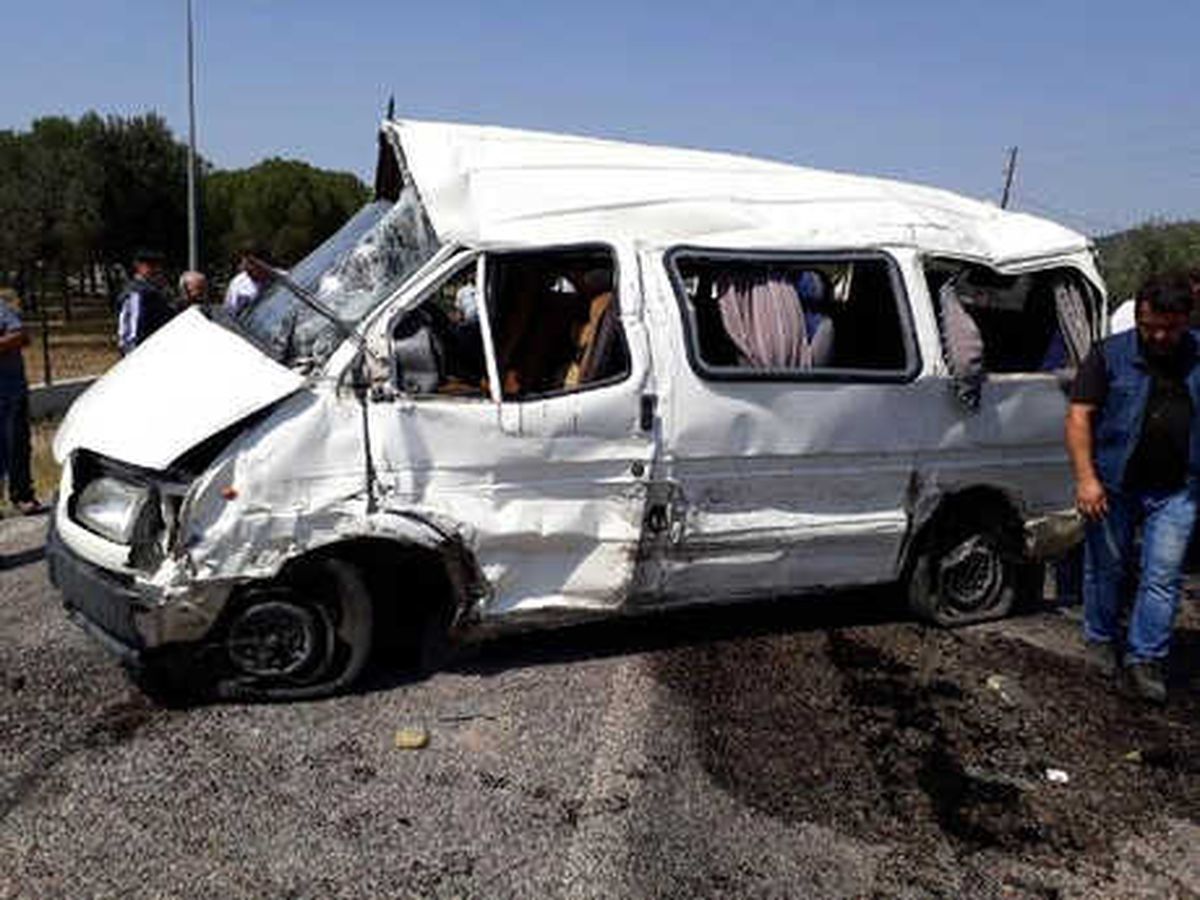 Minibüsle Otomobil Çarpıştı: 2 Ölü, 8 Yaralı
