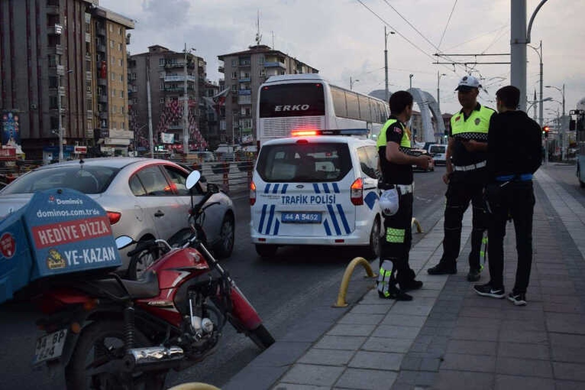 Motosiklet Yayaya Çarptı: 1 Yaralı