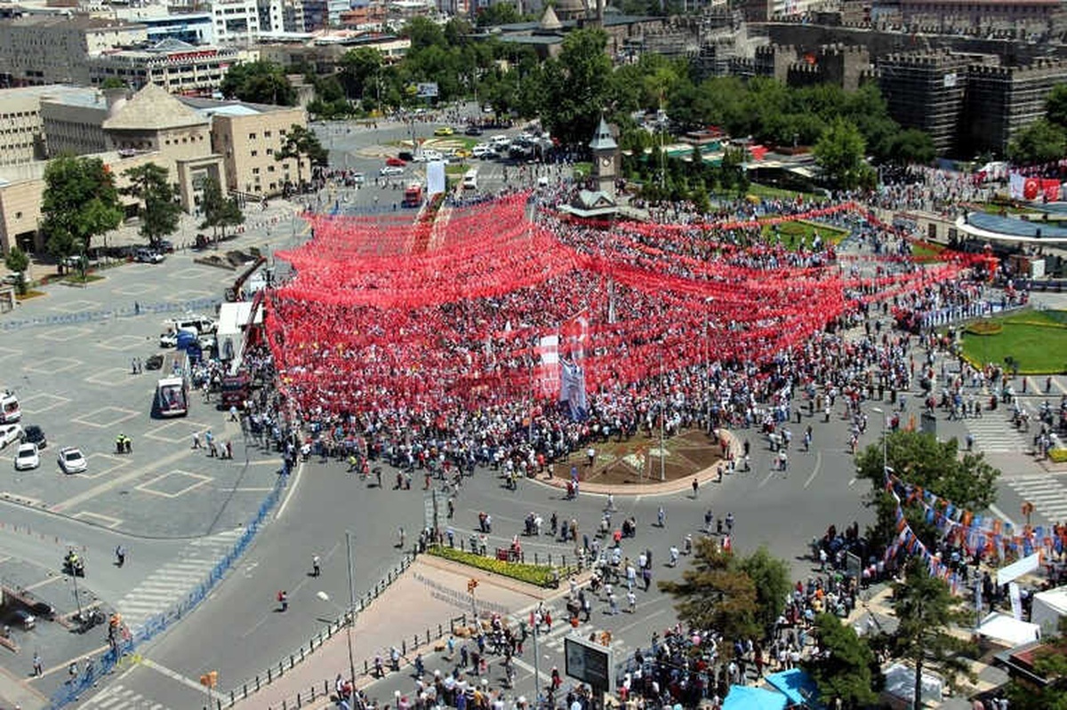 Muharrem İnce: "Tünelin Ucunda Işık Göründü Ama Yakıt Bitmesin Biraz Daha Ateşleyin"