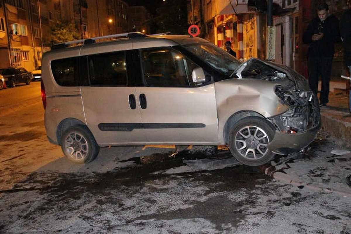 Otomobil ile Hafif Ticari Araç Çarpıştı: 4 Yaralı