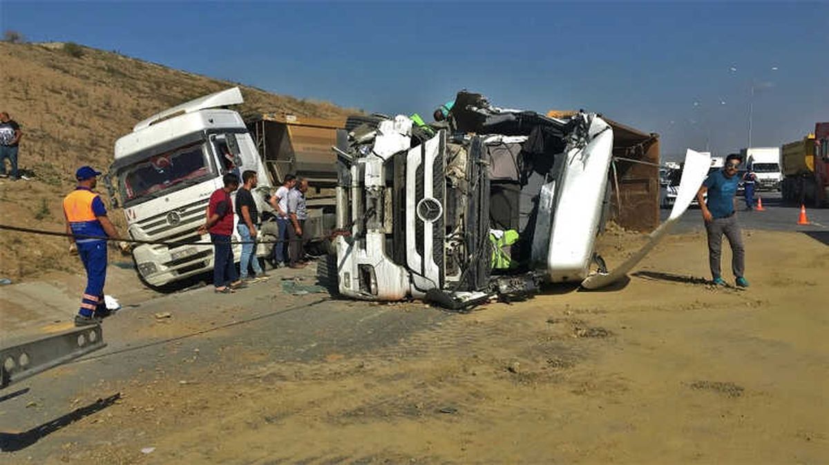 3. Havalimanı Yolunda Hafriyat Kamyonları Kaza Yaptı: 2 Yaralı