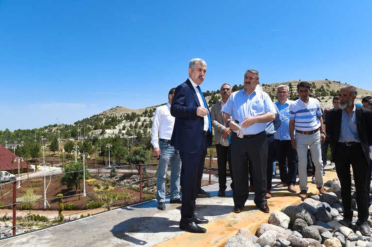Polat, Doğal Yaşam Parkı ve Hayvanat Bahçesinde İncelemelerde Bulundu