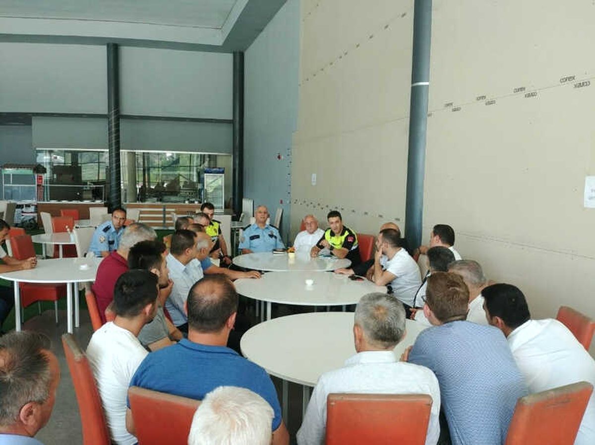 Polislerden Yolcu Otobüsü Şoförleriyle Toplantı