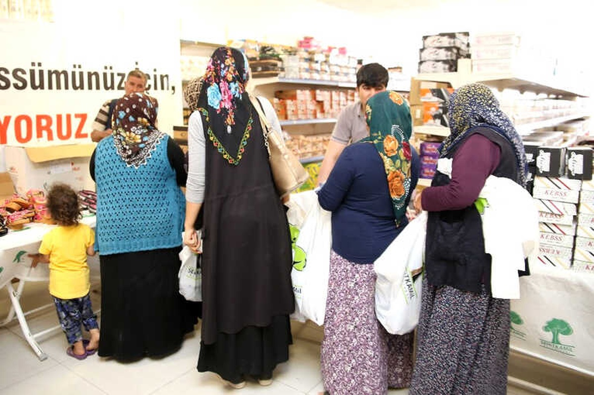 Şehitkamil\'den Bayram Kıyafeti ve Temizlik Malzemesi Yardımı