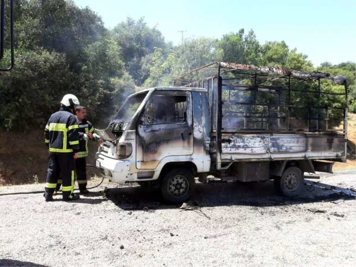 Seyir Halindeki Kamyonet Alev Alev Yandı